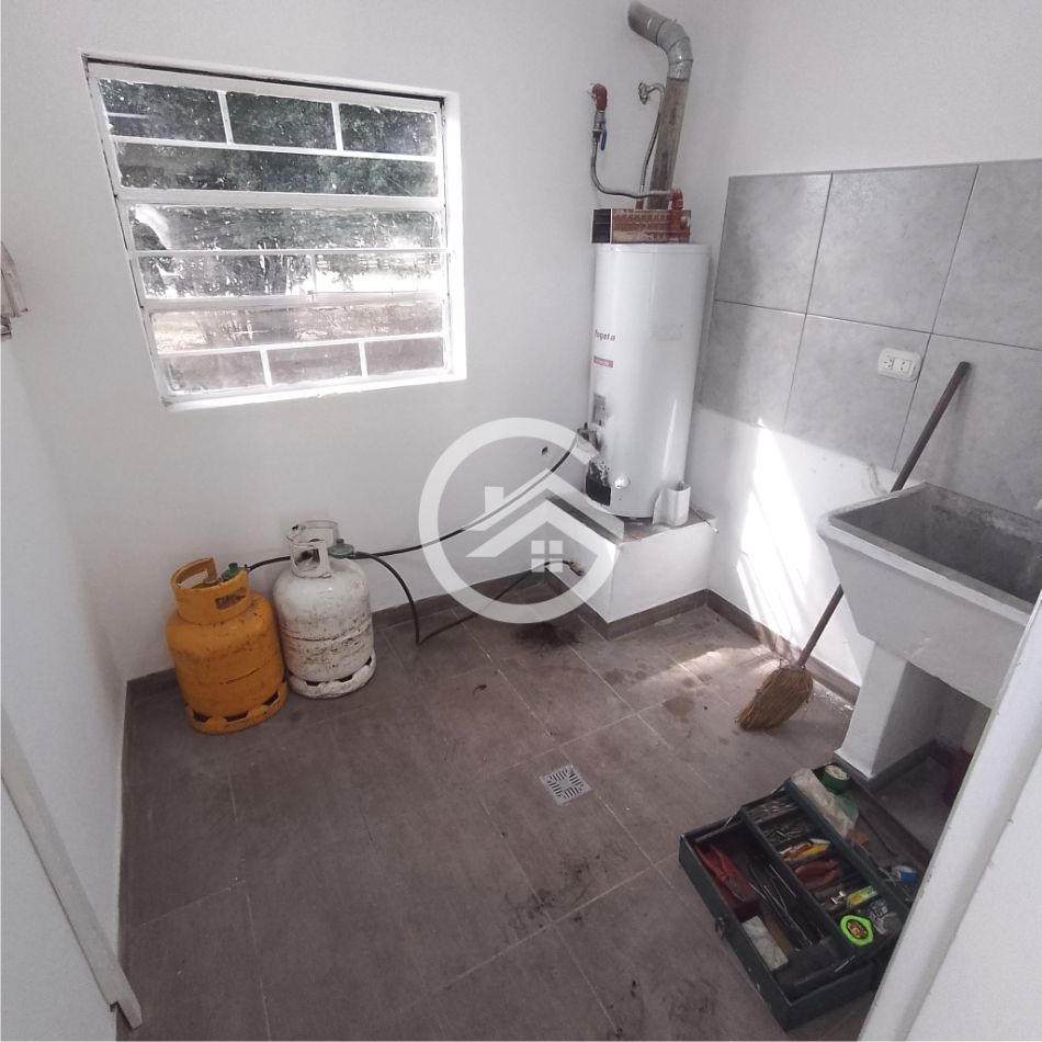 Gran lote con Casa de 3 ambientes