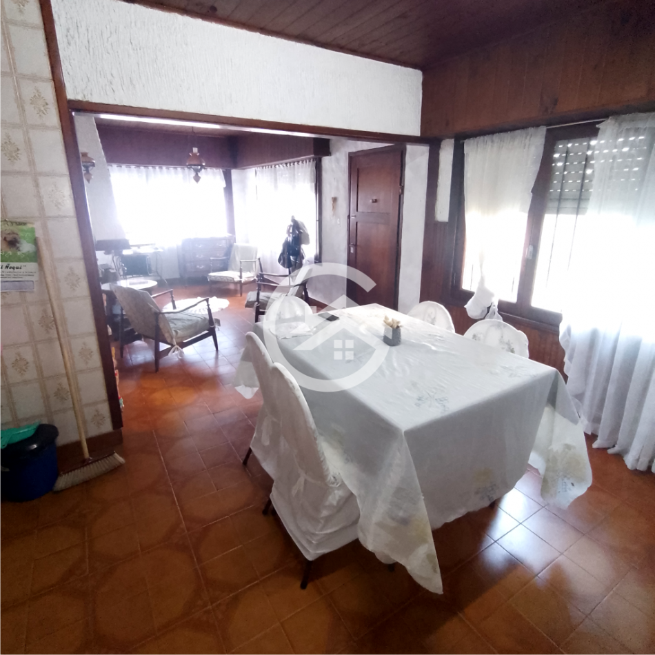 Venta en block de chalet mas departamentos