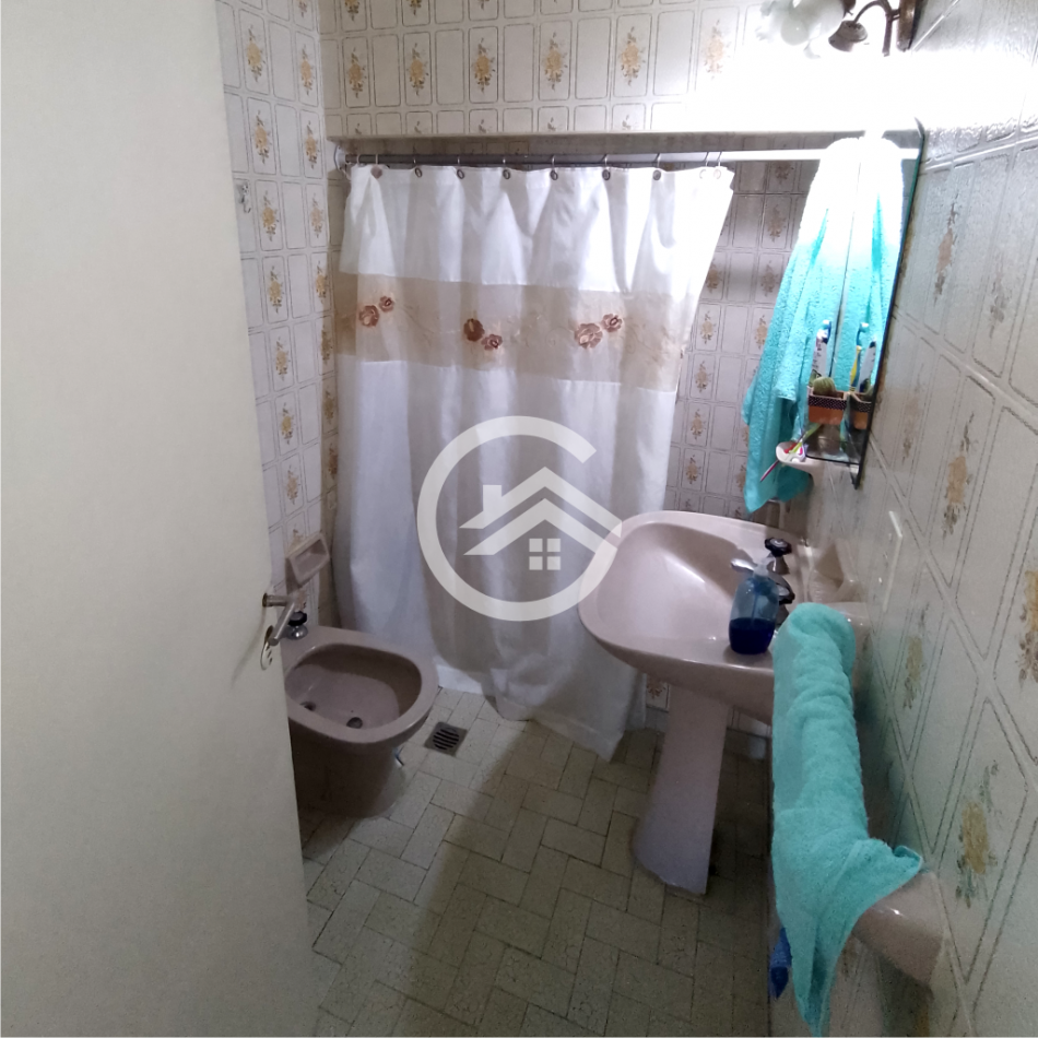 Venta en block de chalet mas departamentos