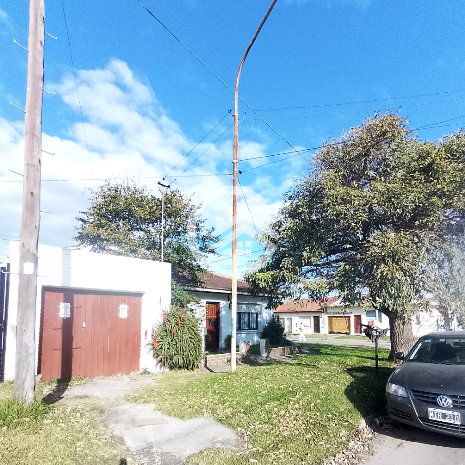 Venta en block de chalet mas departamentos