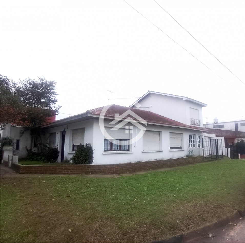 Venta en block de chalet mas departamentos