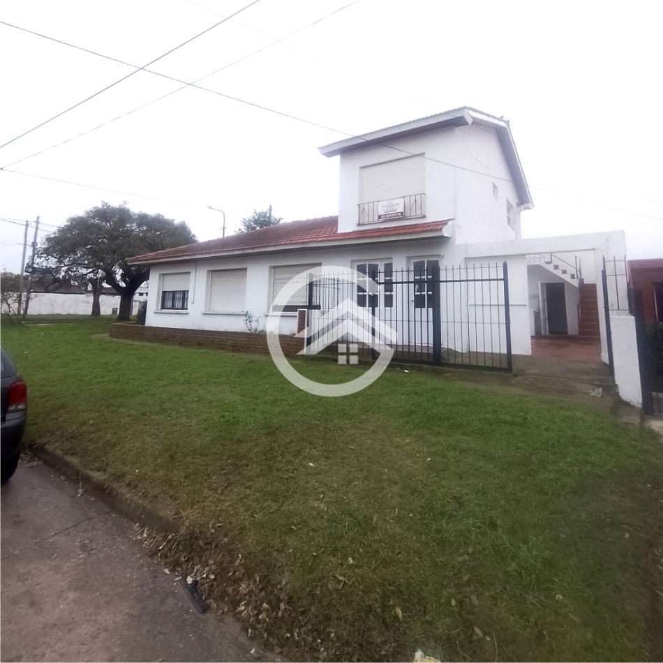 Venta en block de chalet mas departamentos