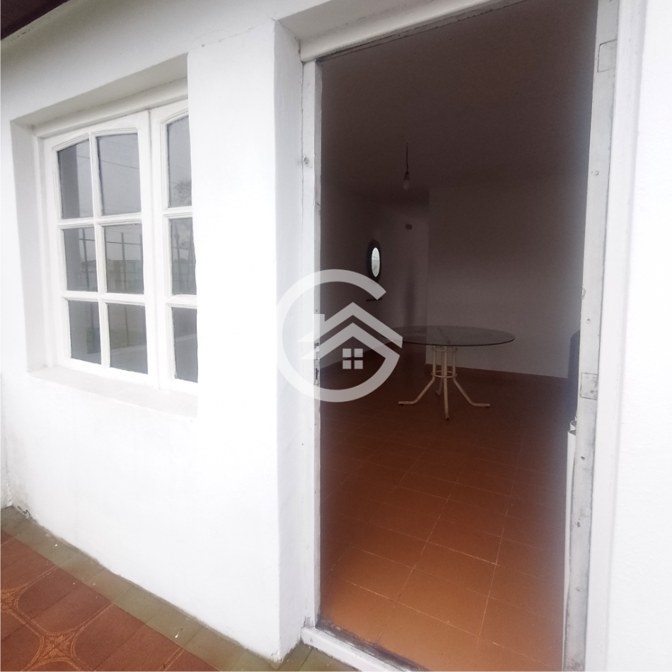 Venta en block de chalet mas departamentos
