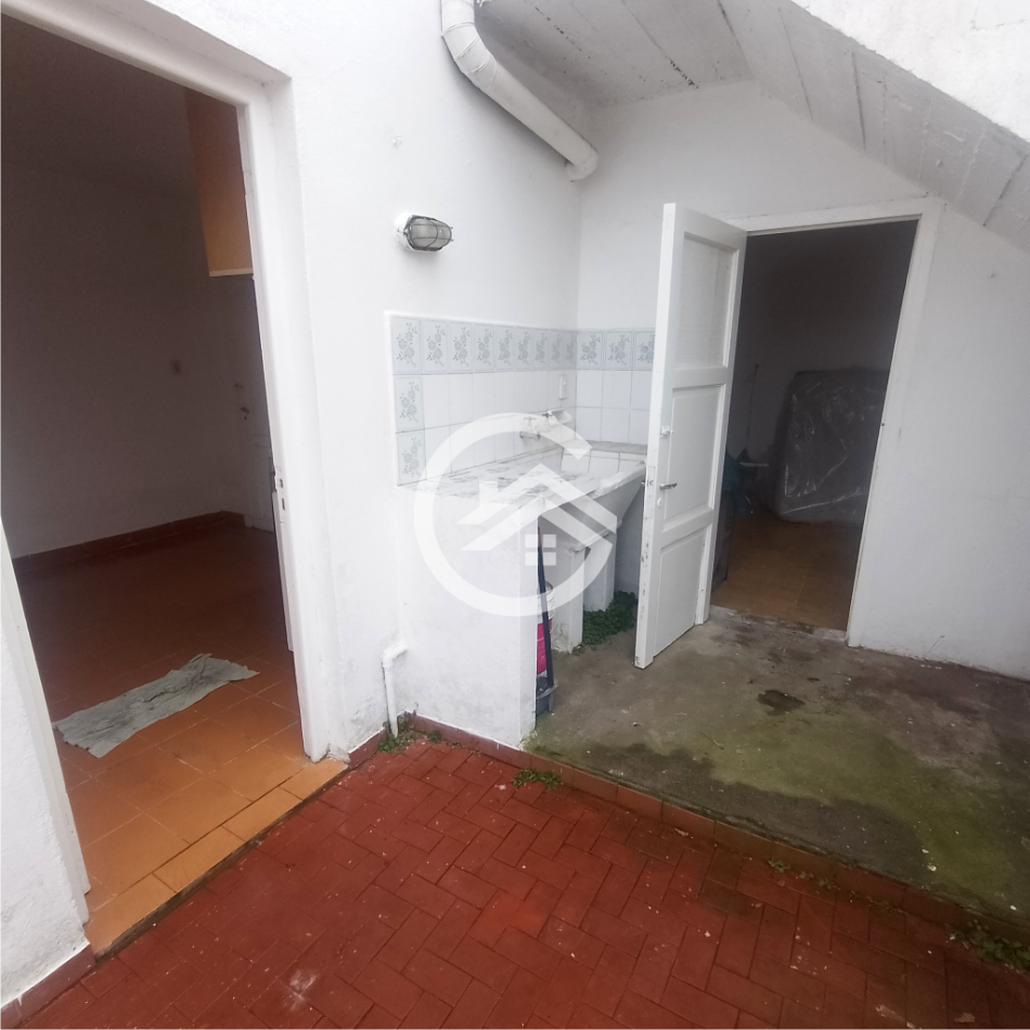 Venta en block de chalet mas departamentos