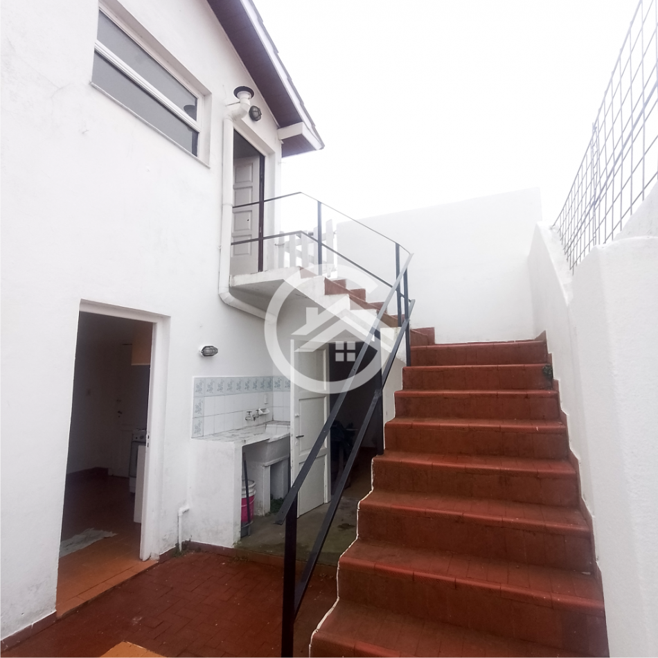 Venta en block de chalet mas departamentos