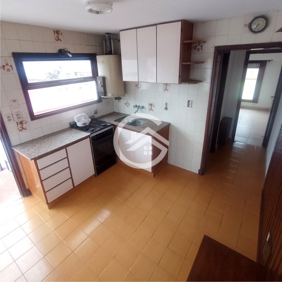 Venta en block de chalet mas departamentos