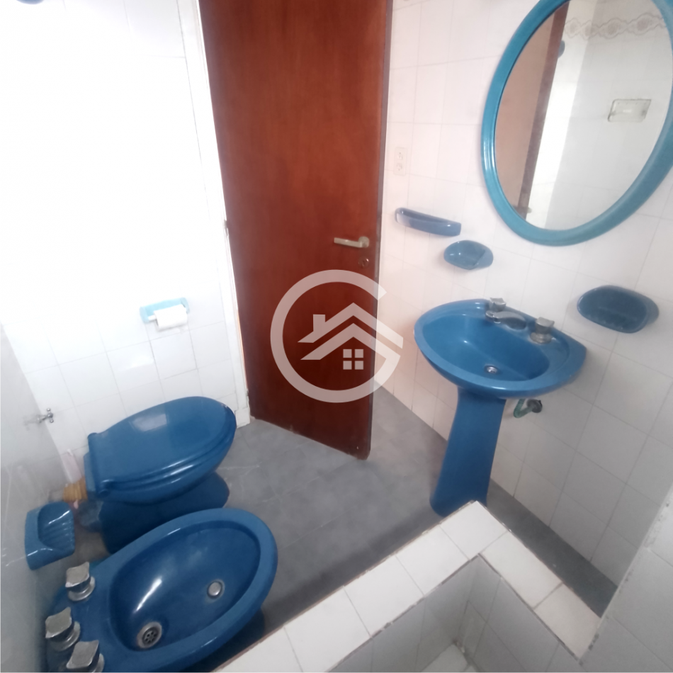 Venta en block de chalet mas departamentos