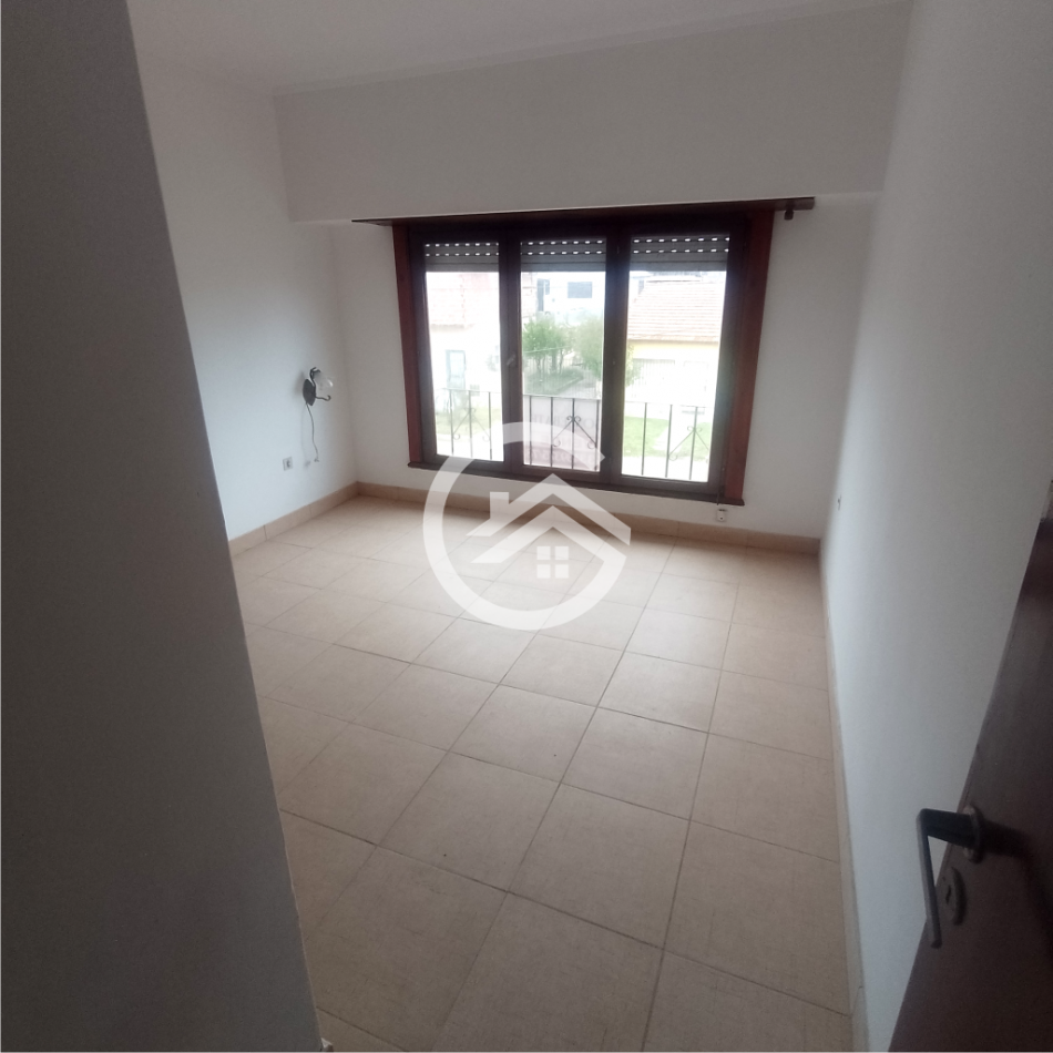 Venta en block de chalet mas departamentos