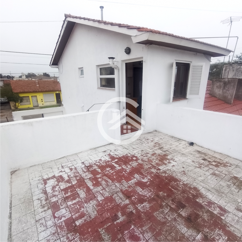 Venta en block de chalet mas departamentos
