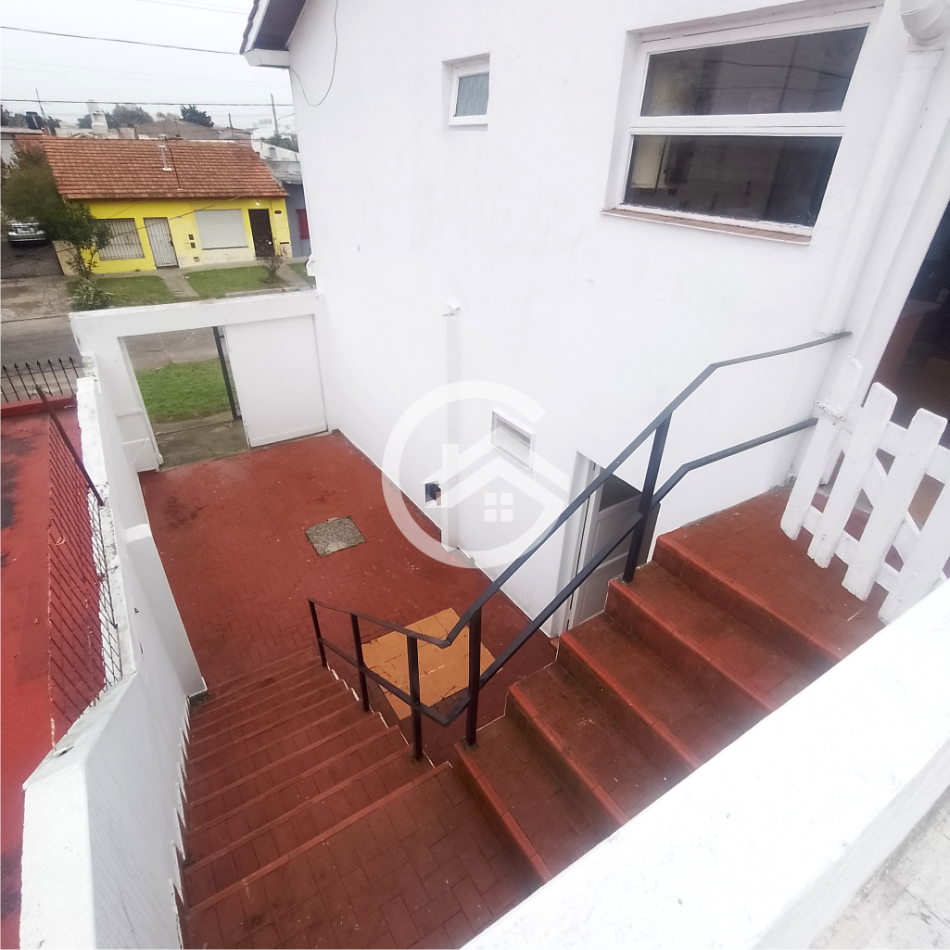 Venta en block de chalet mas departamentos