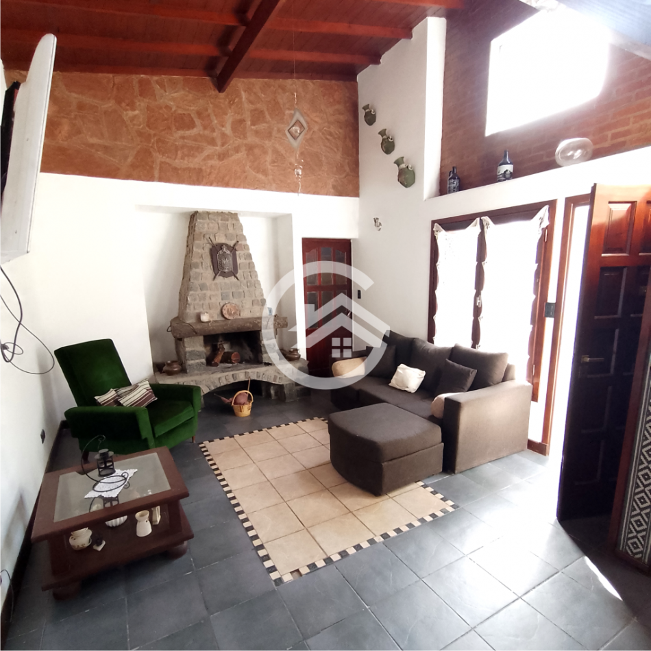 Casa 6 ambientes con gran parque y pileta