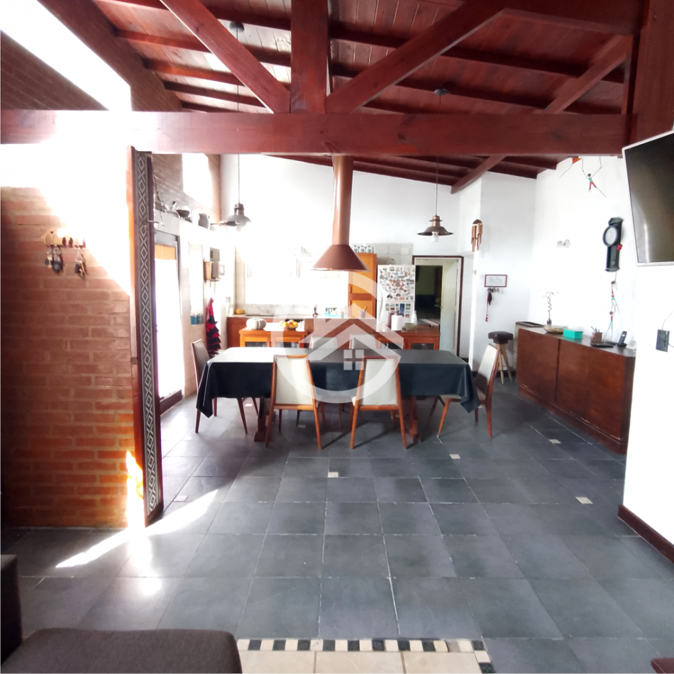 Casa 6 ambientes con gran parque y pileta