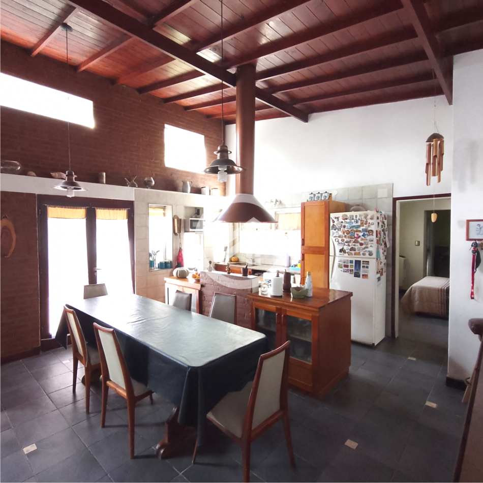 Casa 6 ambientes con gran parque y pileta