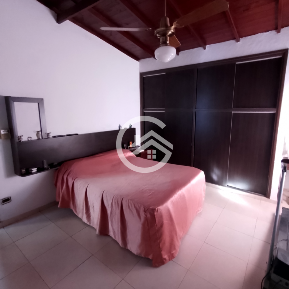 Casa 6 ambientes con gran parque y pileta