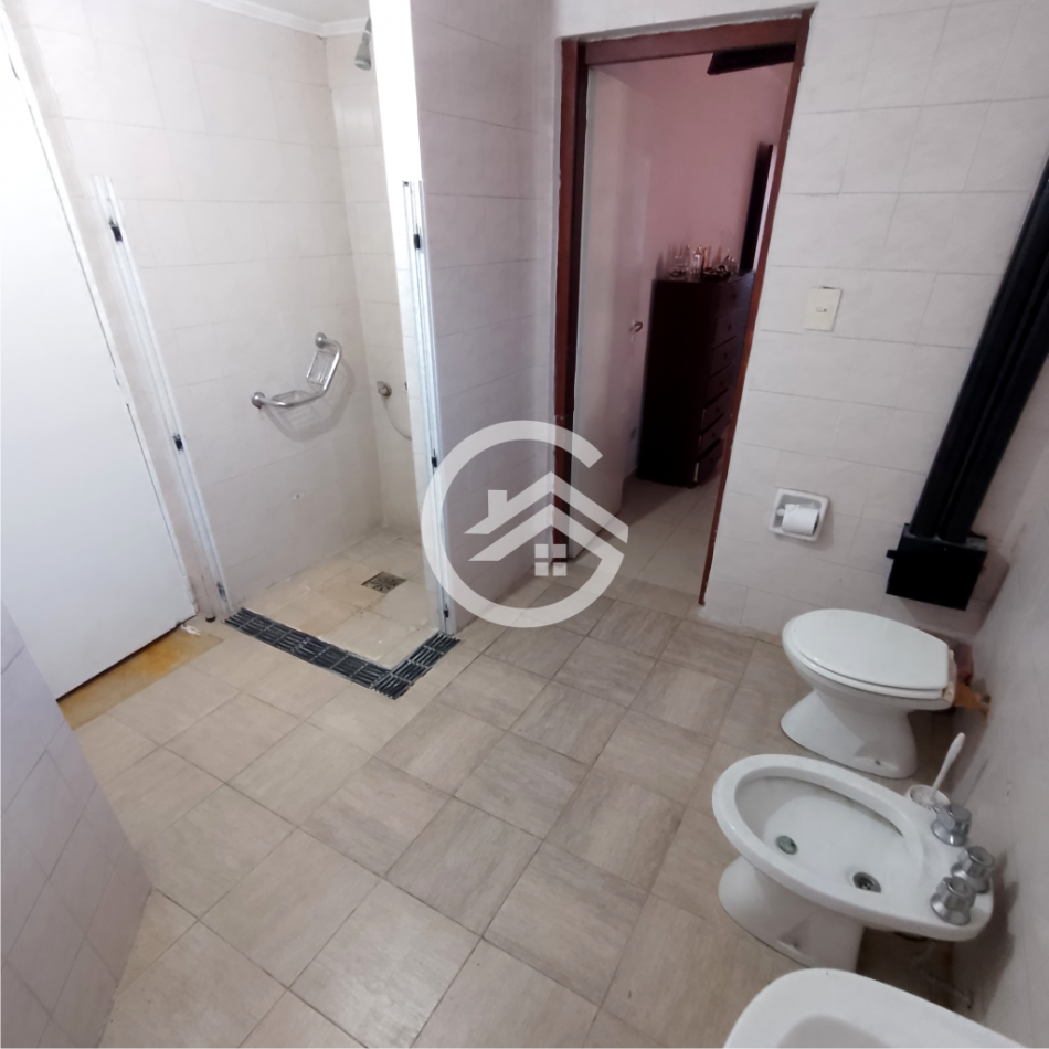 Casa 6 ambientes con gran parque y pileta