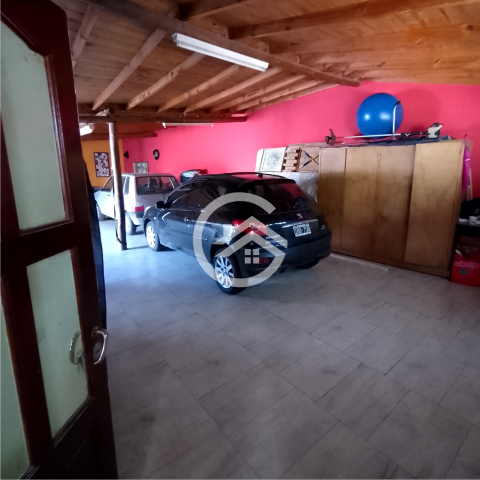 Casa 6 ambientes con gran parque y pileta