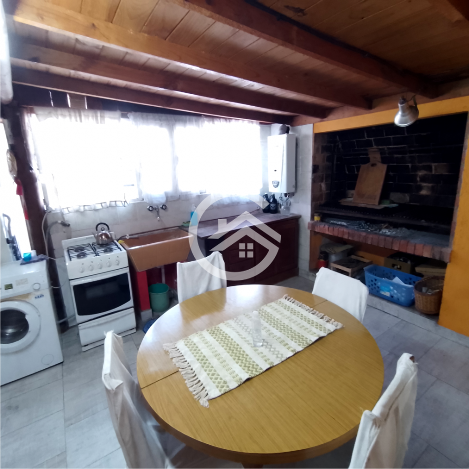 Casa 6 ambientes con gran parque y pileta