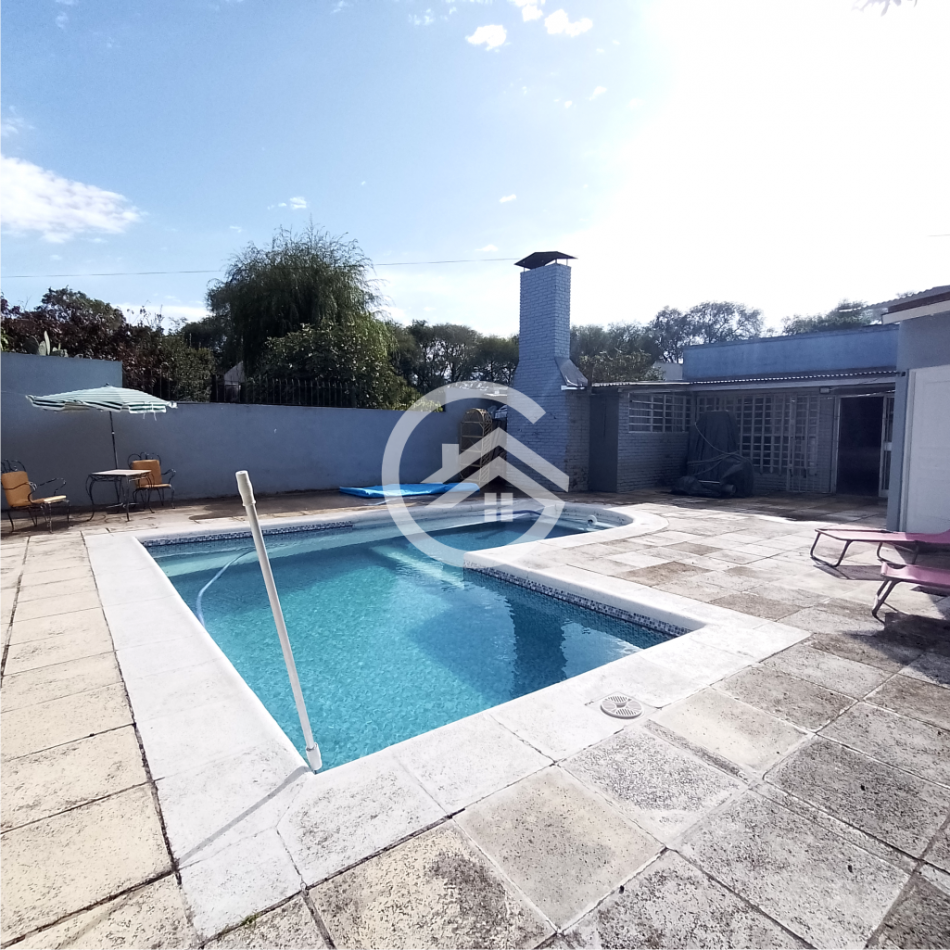 Casa 6 ambientes con gran parque y pileta