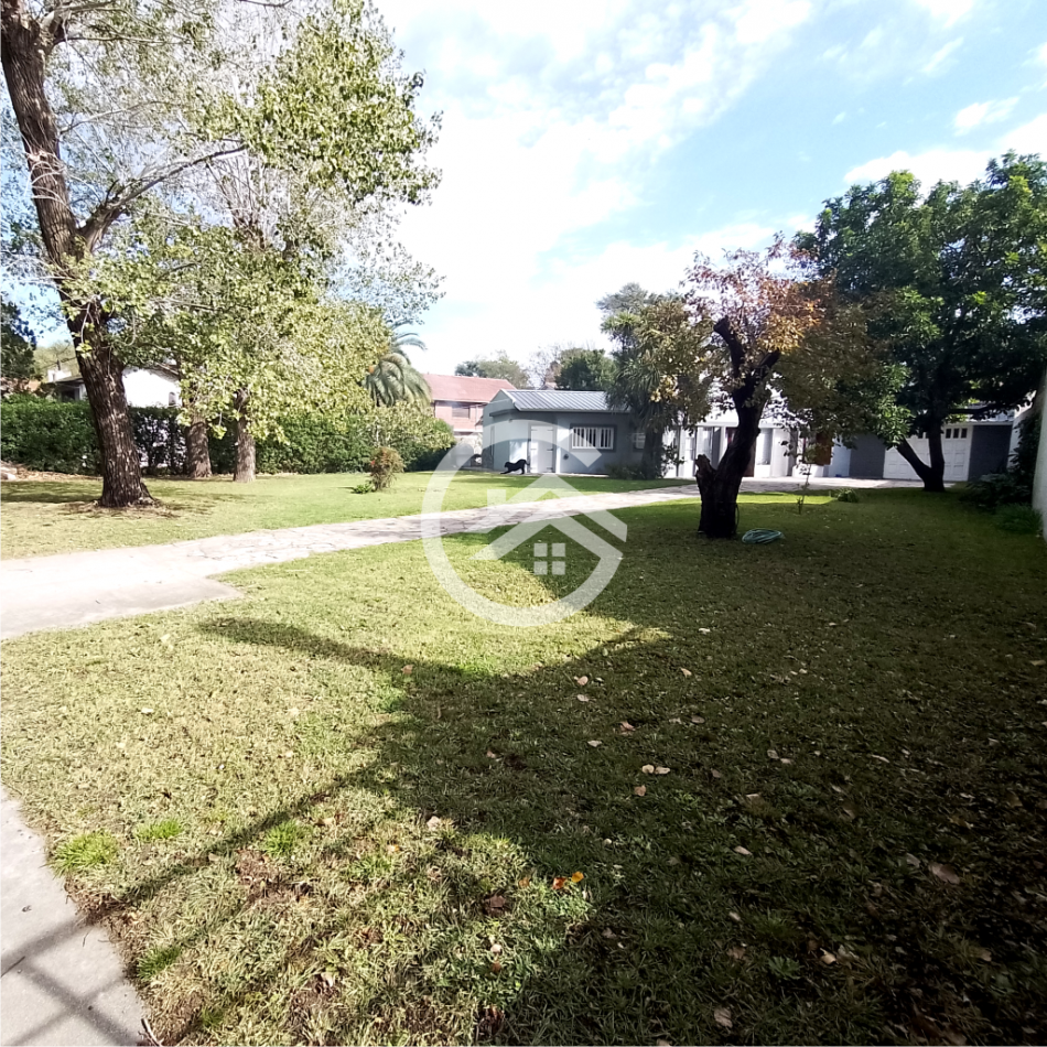 Casa 6 ambientes con gran parque y pileta