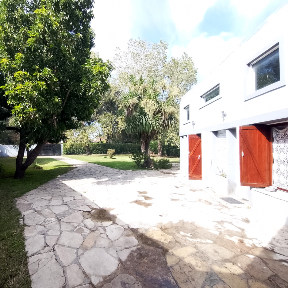 Casa 6 ambientes con gran parque y pileta