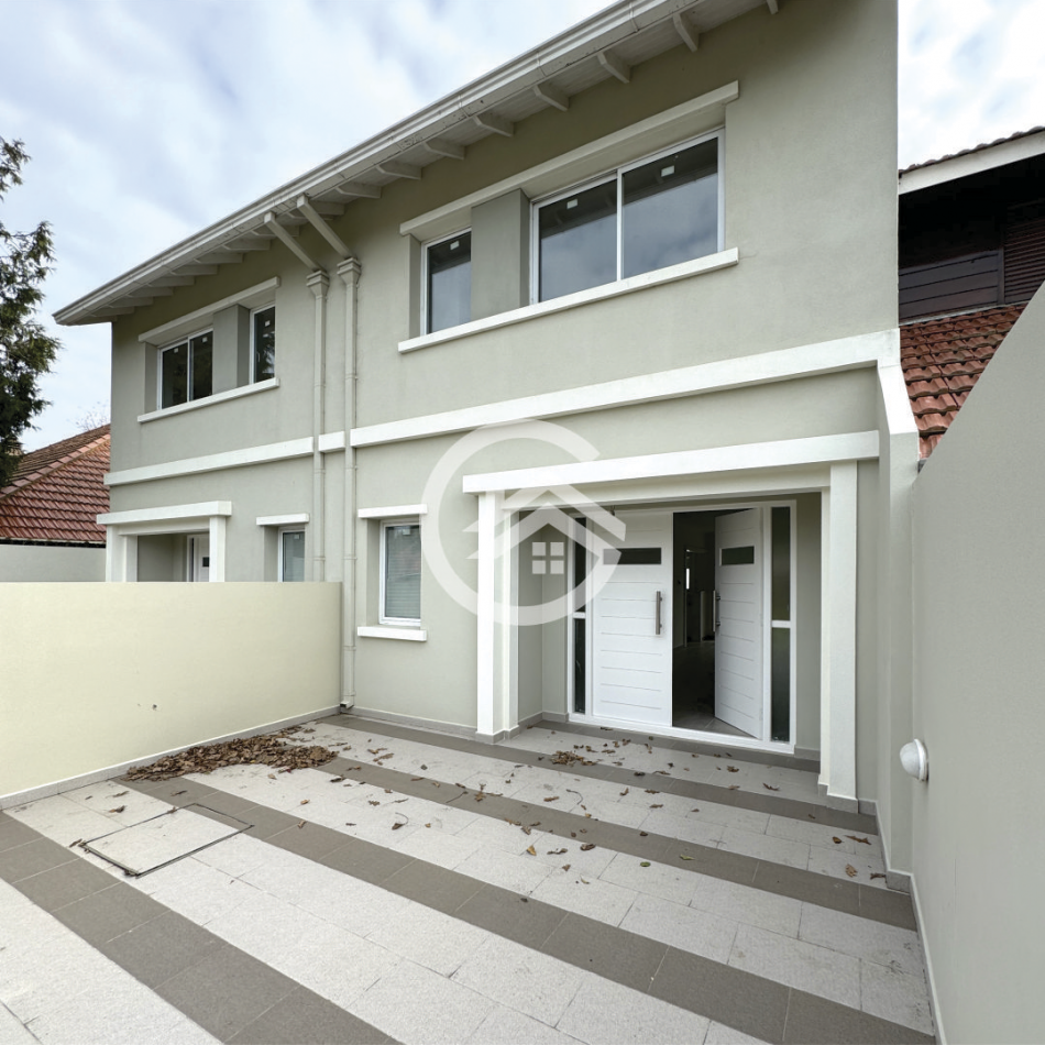 TRIPLEX 4 AMBIENTES CON JARDIN