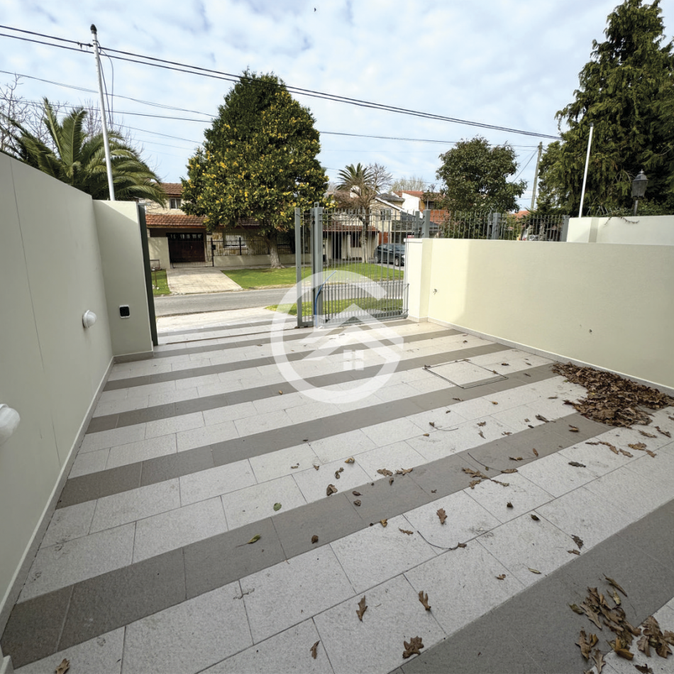 TRIPLEX 4 AMBIENTES CON JARDIN