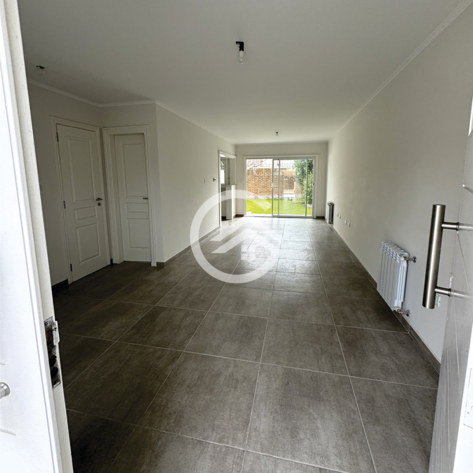 TRIPLEX 4 AMBIENTES CON JARDIN