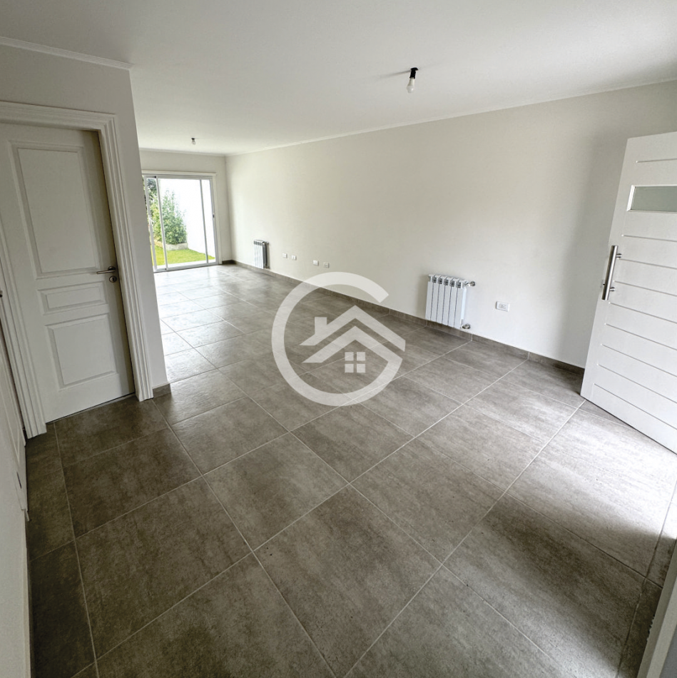 TRIPLEX 4 AMBIENTES CON JARDIN