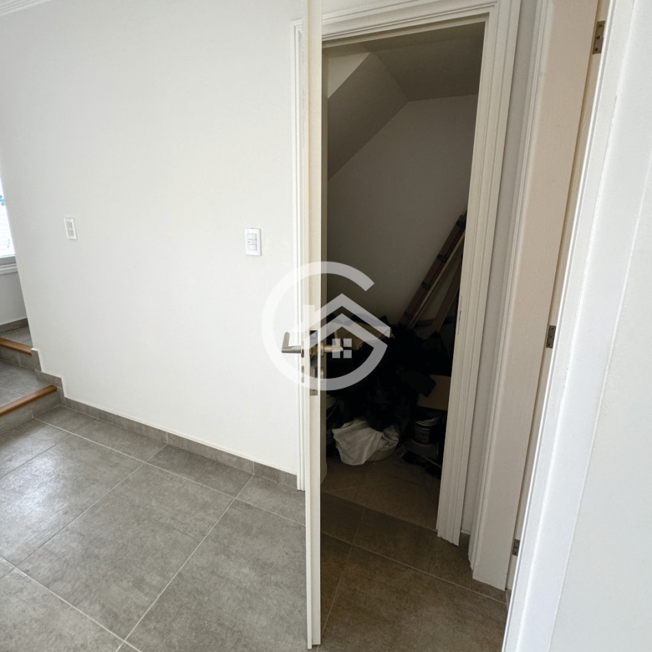 TRIPLEX 4 AMBIENTES CON JARDIN