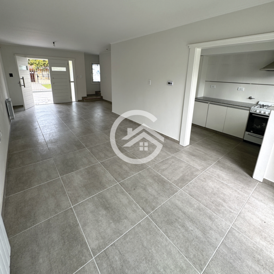 TRIPLEX 4 AMBIENTES CON JARDIN