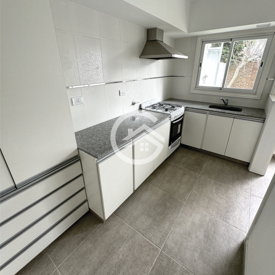 TRIPLEX 4 AMBIENTES CON JARDIN