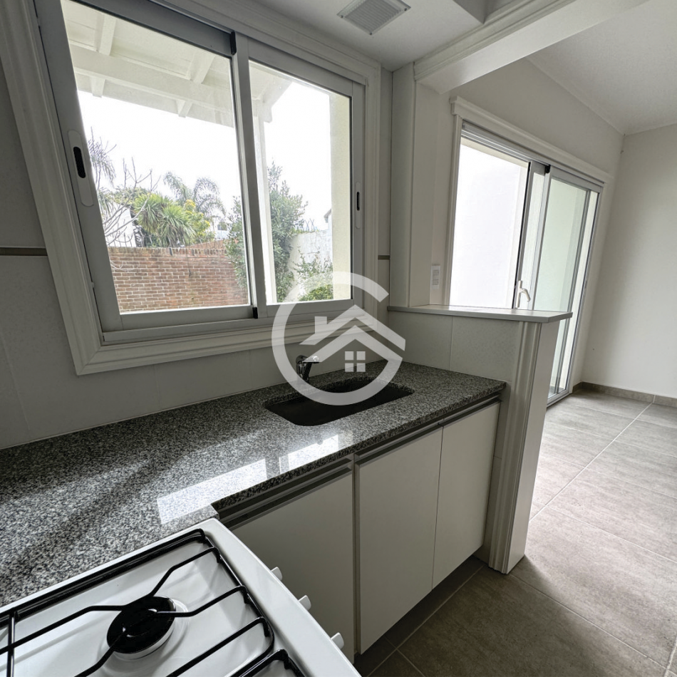 TRIPLEX 4 AMBIENTES CON JARDIN