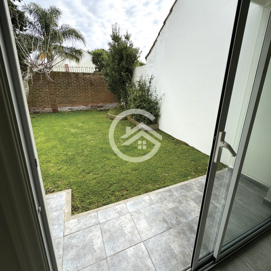 TRIPLEX 4 AMBIENTES CON JARDIN