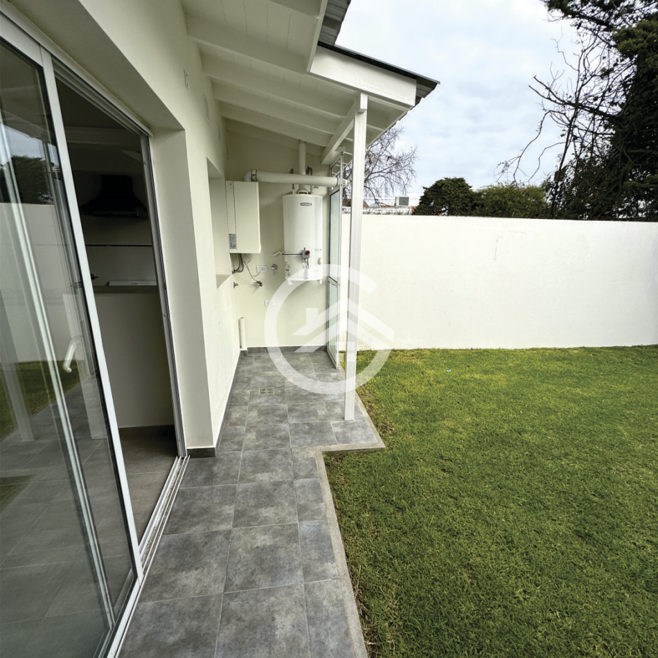 TRIPLEX 4 AMBIENTES CON JARDIN