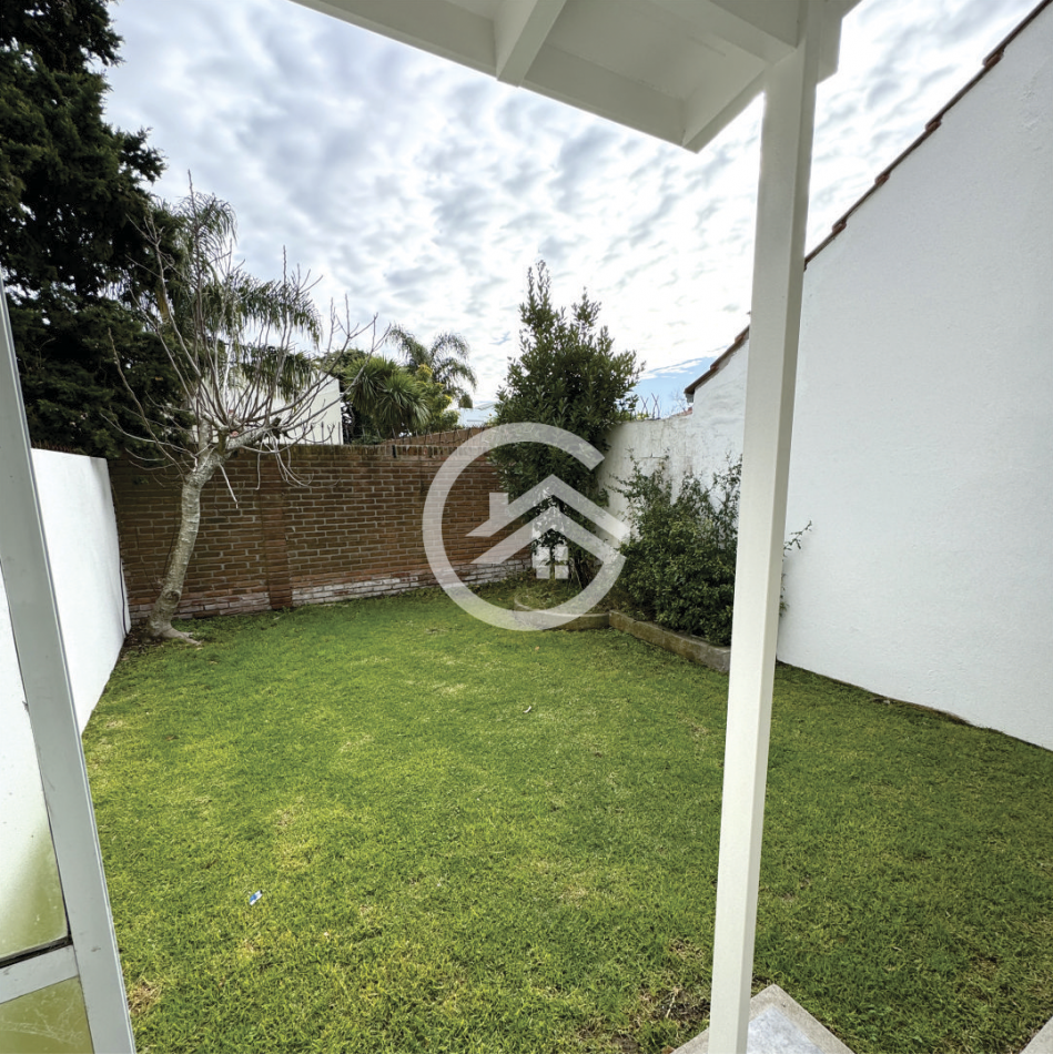 TRIPLEX 4 AMBIENTES CON JARDIN