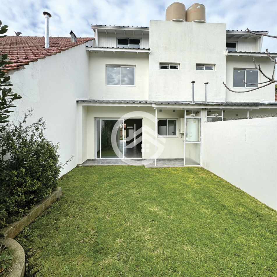 TRIPLEX 4 AMBIENTES CON JARDIN