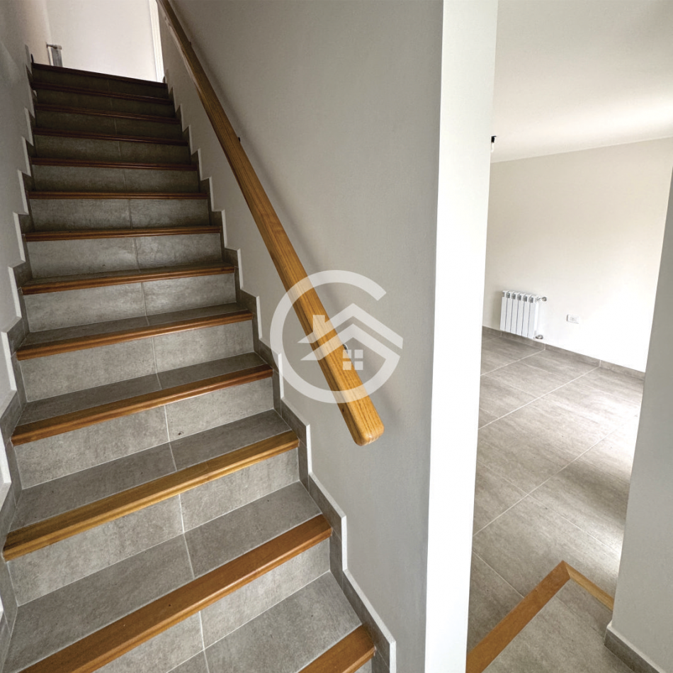 TRIPLEX 4 AMBIENTES CON JARDIN