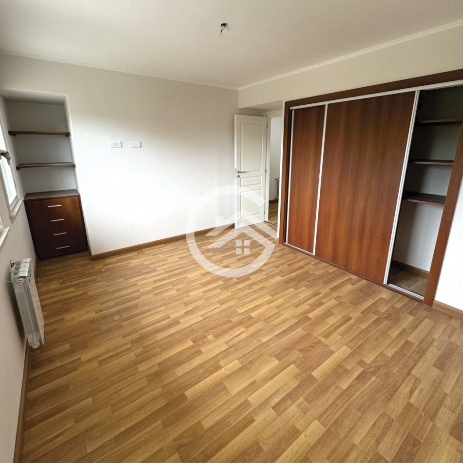 TRIPLEX 4 AMBIENTES CON JARDIN