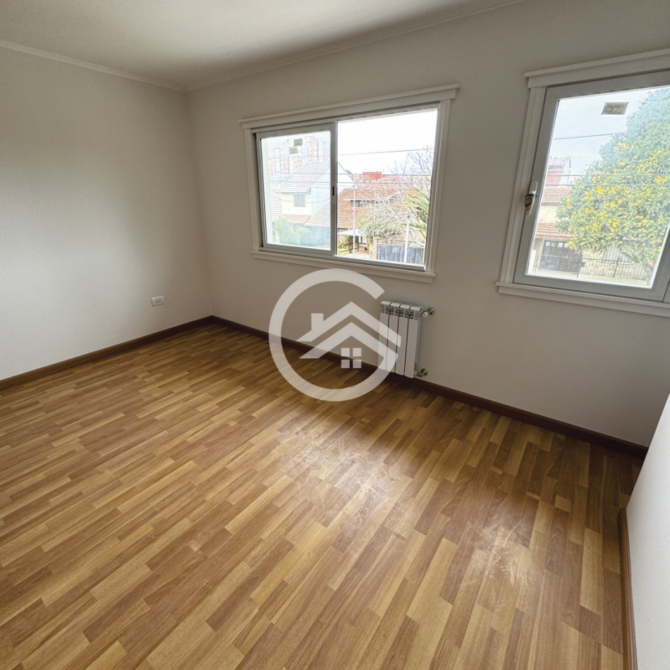 TRIPLEX 4 AMBIENTES CON JARDIN