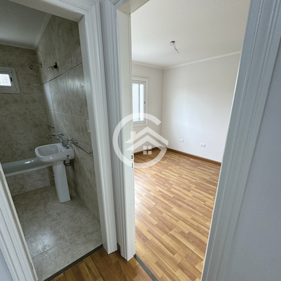 TRIPLEX 4 AMBIENTES CON JARDIN