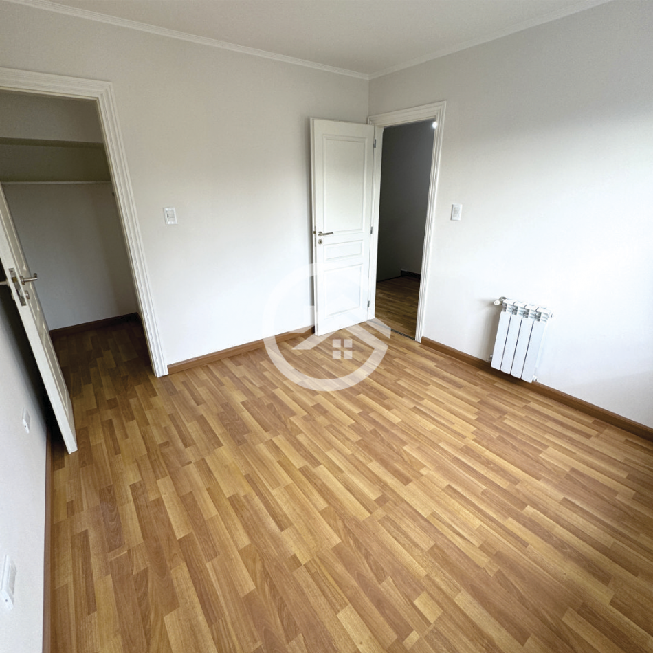 TRIPLEX 4 AMBIENTES CON JARDIN