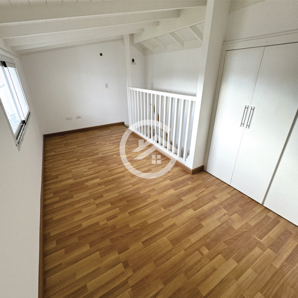 TRIPLEX 4 AMBIENTES CON JARDIN