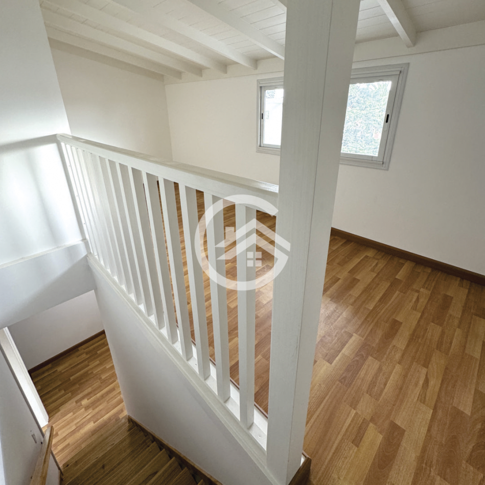 TRIPLEX 4 AMBIENTES CON JARDIN