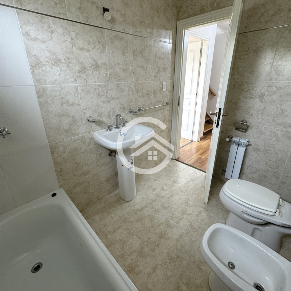 TRIPLEX 4 AMBIENTES CON JARDIN