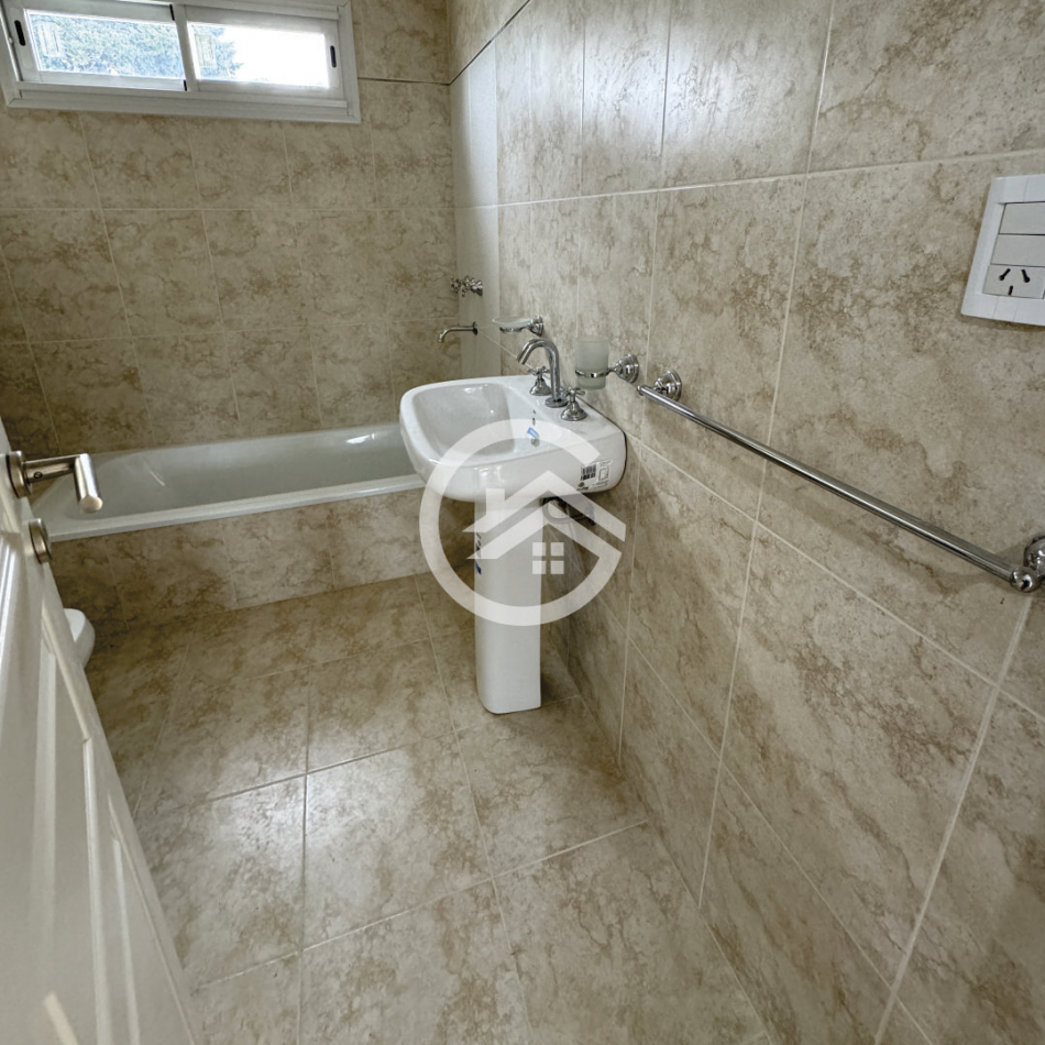 TRIPLEX 4 AMBIENTES CON JARDIN