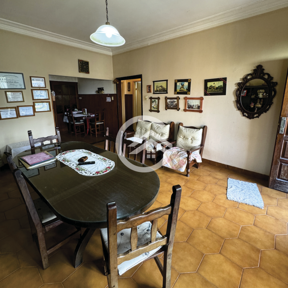 Chalet 5 ambientes con garaje y patio