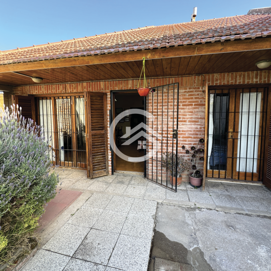 Chalet 5 ambientes con garaje y patio
