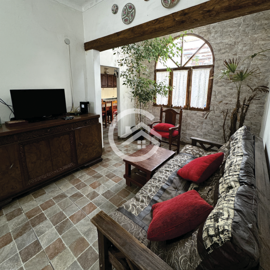 Chalet 5 ambientes con garaje, patio y terraza