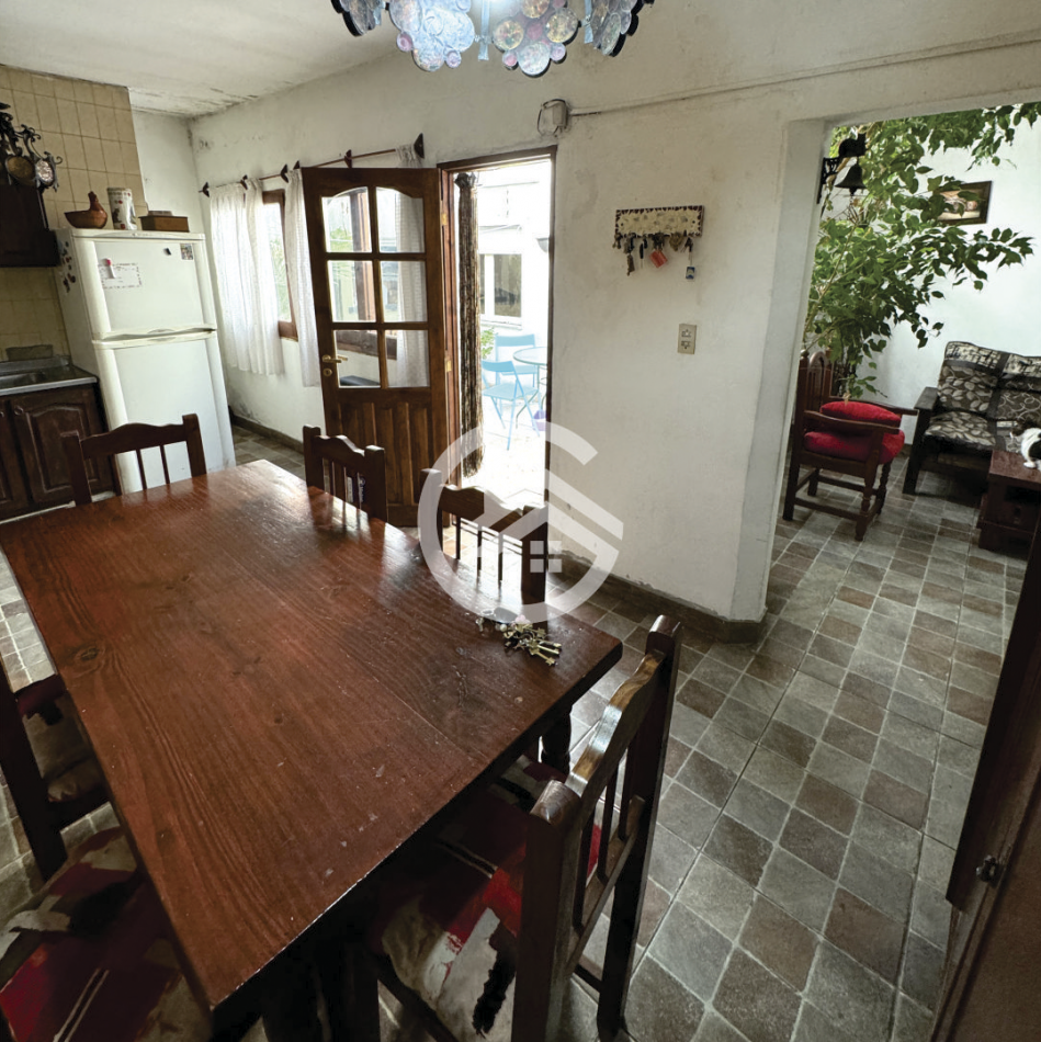 Chalet 5 ambientes con garaje, patio y terraza