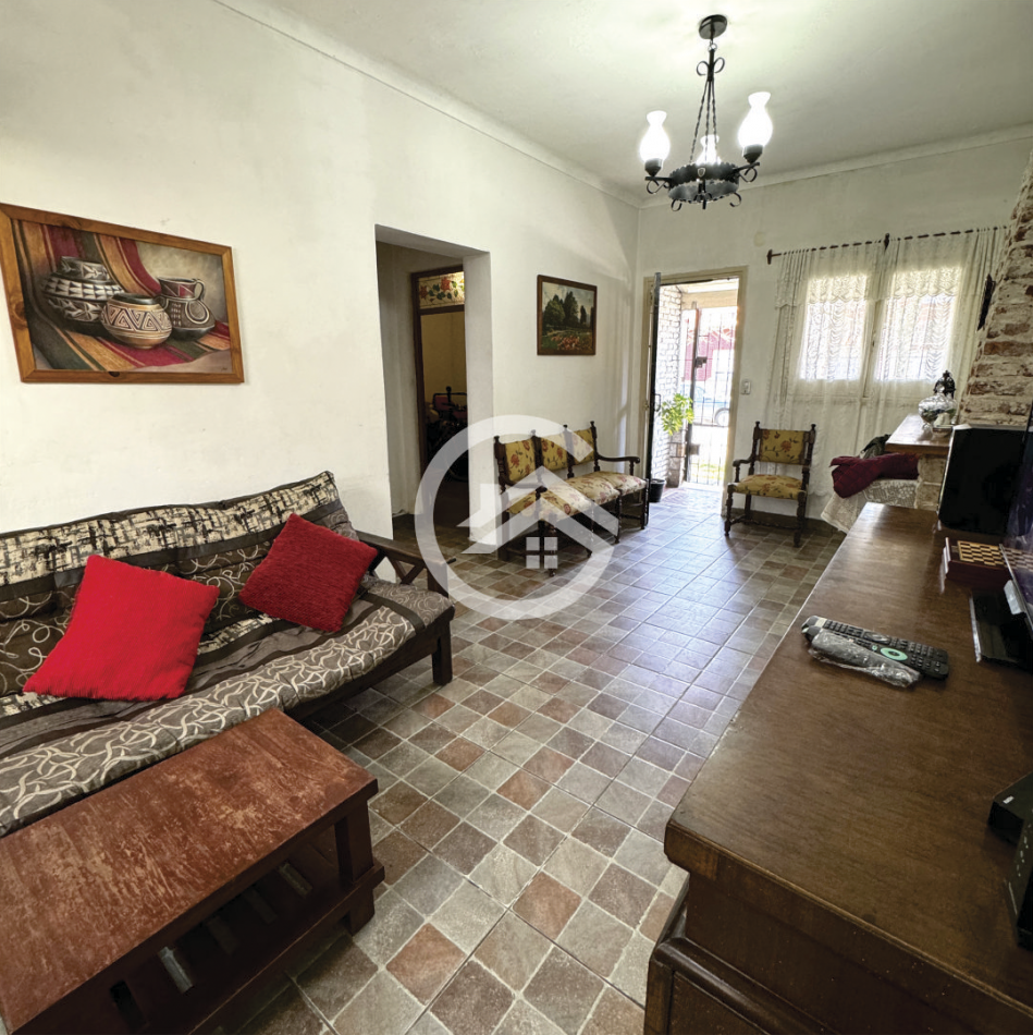 Chalet 5 ambientes con garaje, patio y terraza